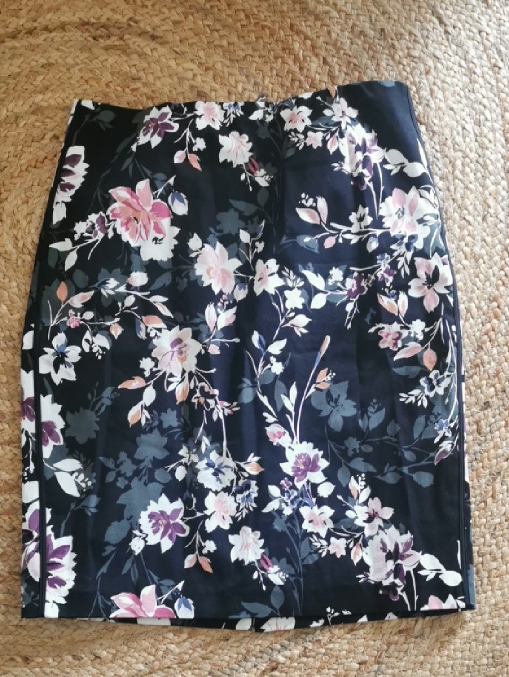 WHITEHOUSE BLACK MARKET Floral Midi Careerwear Skirt. Size 10